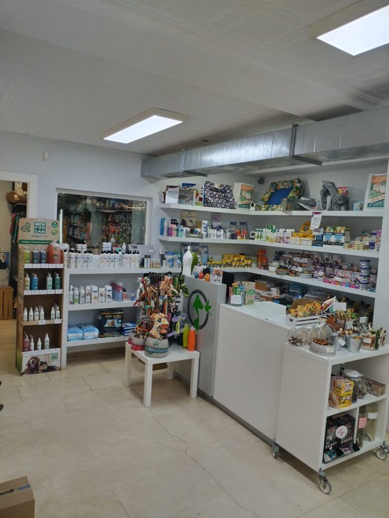 Interior de Mundo Animal Plaza España, tienda de mascotas en Onda